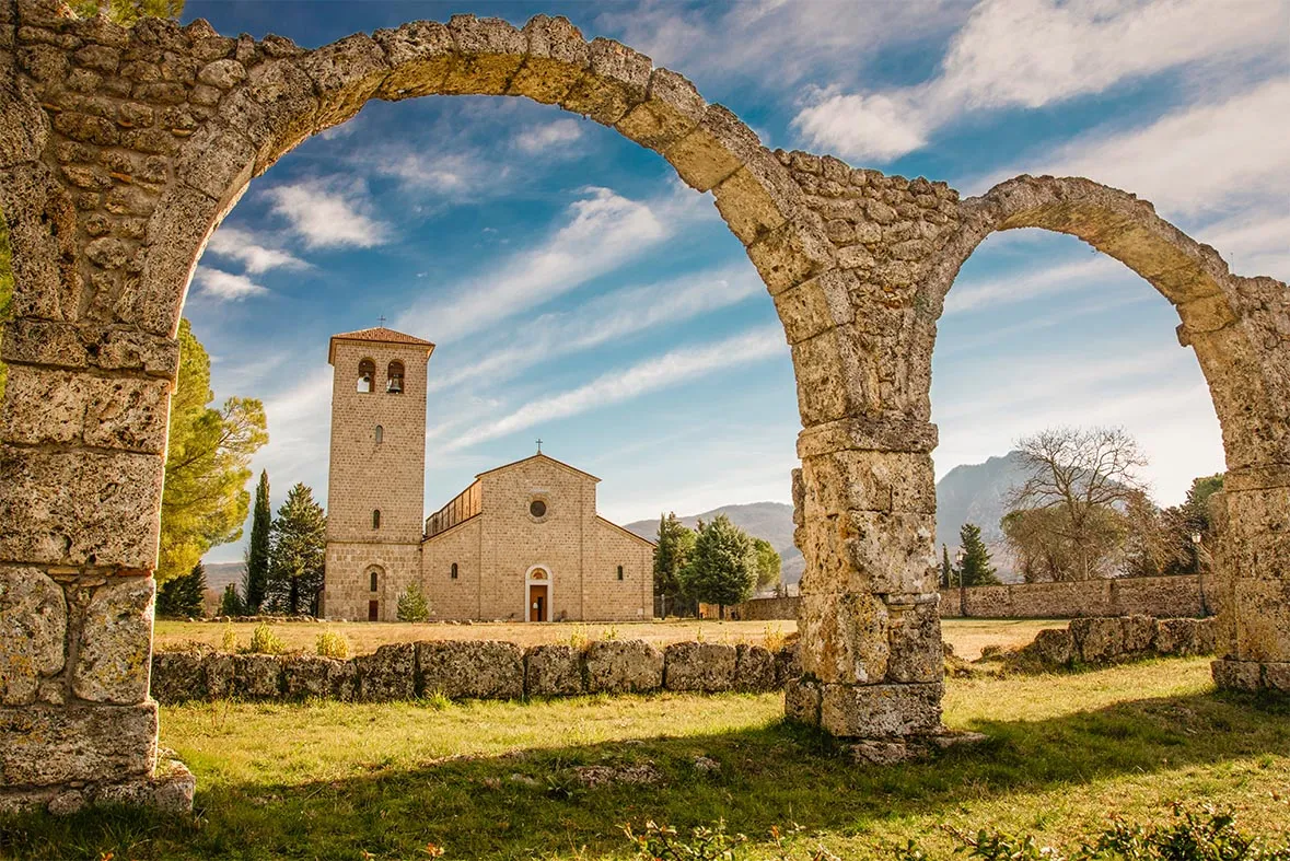 Le arcate in pietra dell'antica abbazia di San Vincenzo al Volturno