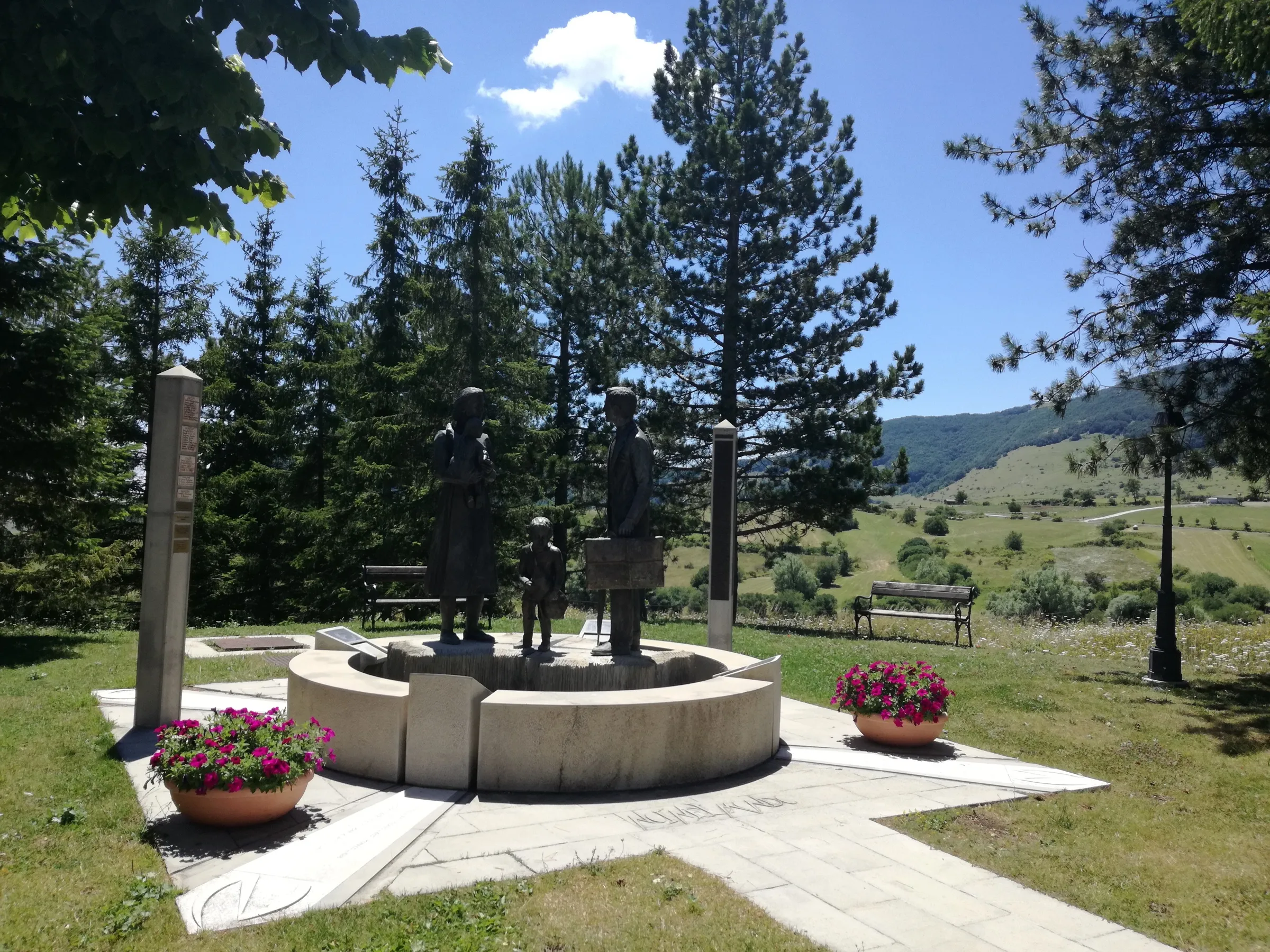 Il monumento tra gli abeti nel centro di Capracotta