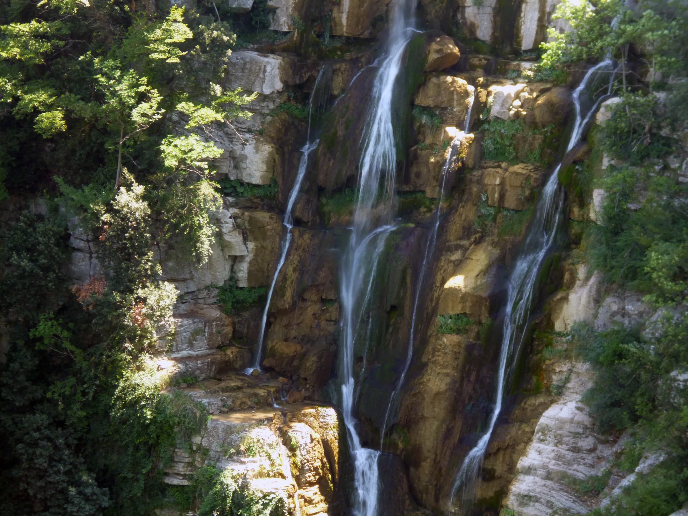 I rivoli d'acqua delle Cascate del Verde sulla roccia