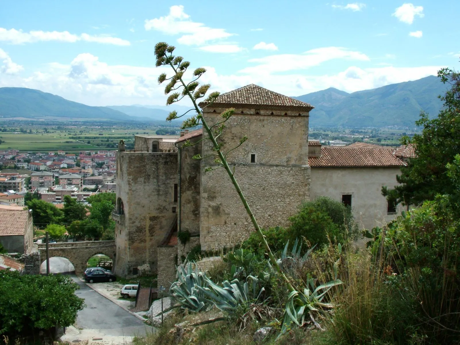 La torre del Castello Pandone affacciata sulla piana di Venafro