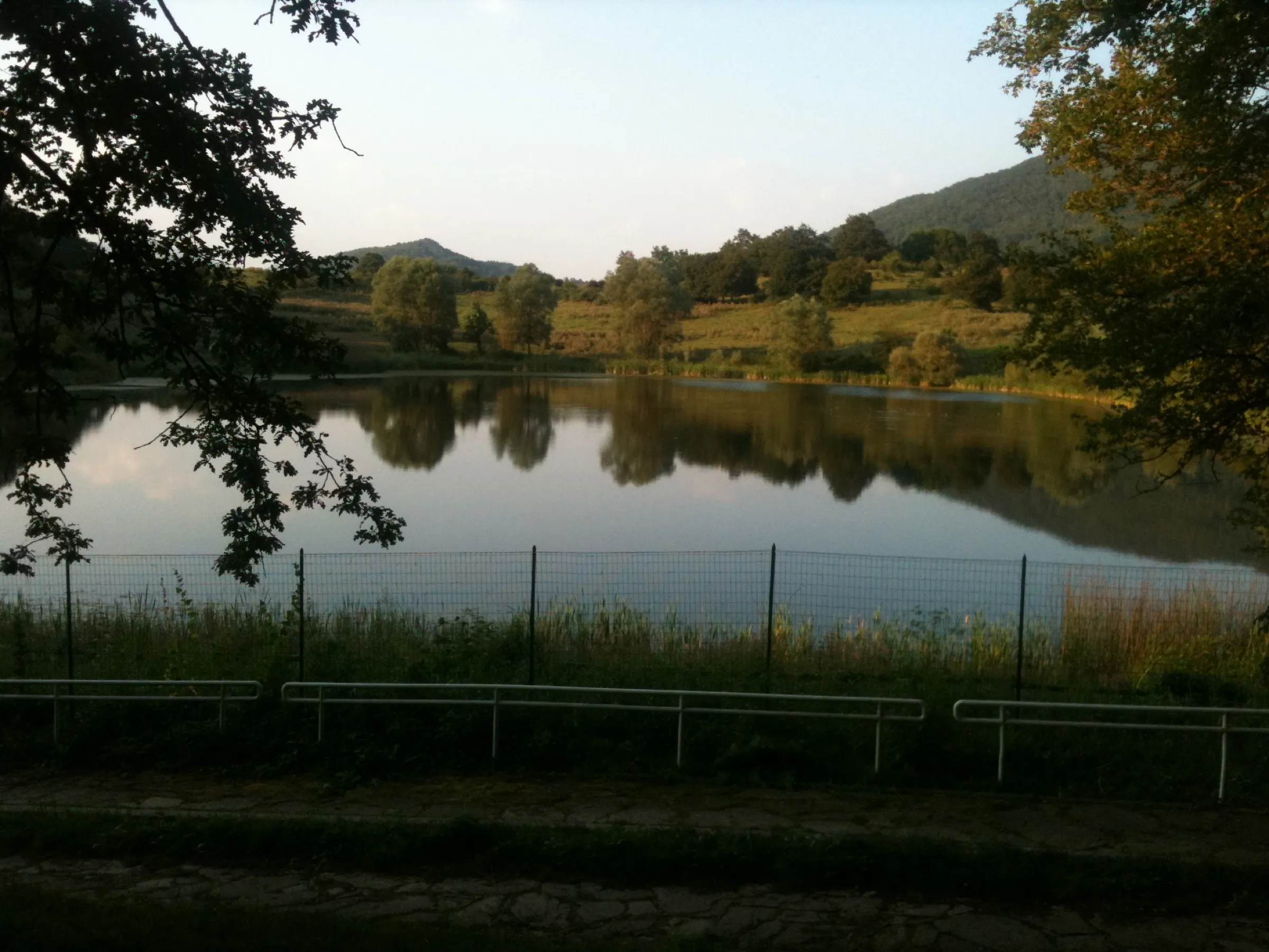 Il lago di Feudozzo al tramonto