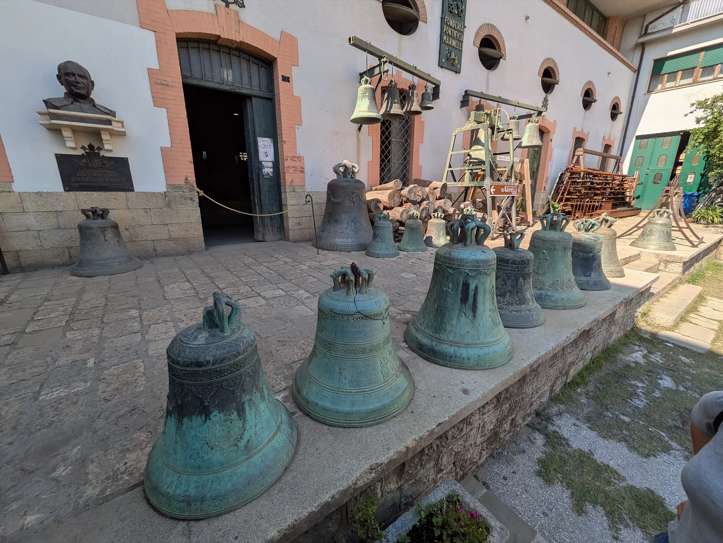 Campane in bronzo esposte nel cortile della Fonderia Marinelli