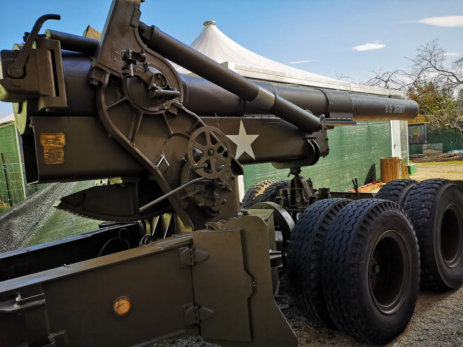Un obice americano da 203 mm nel parco dell'artiglieria del museo