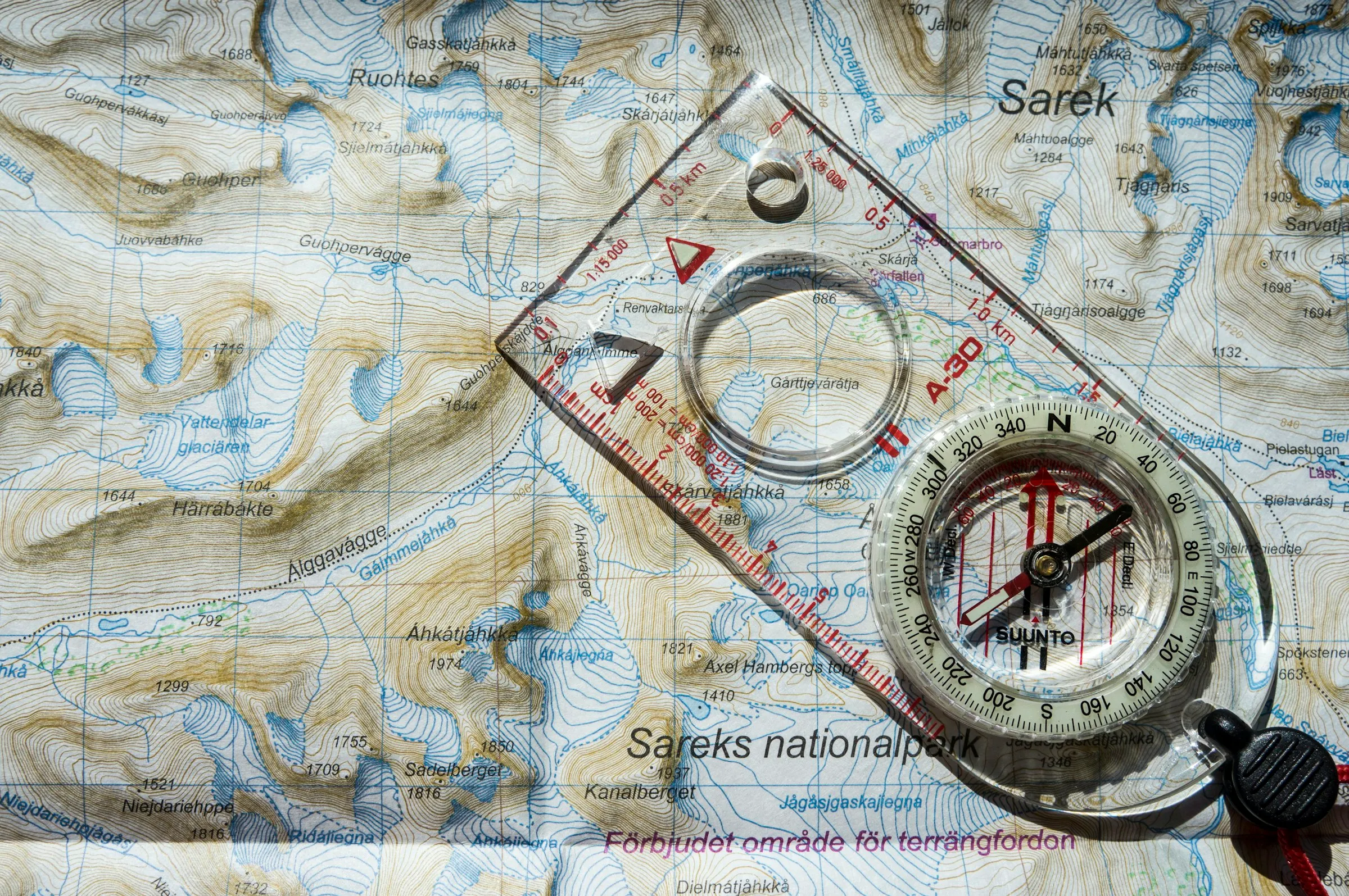 Bussola e carta topografica per l'orienteering