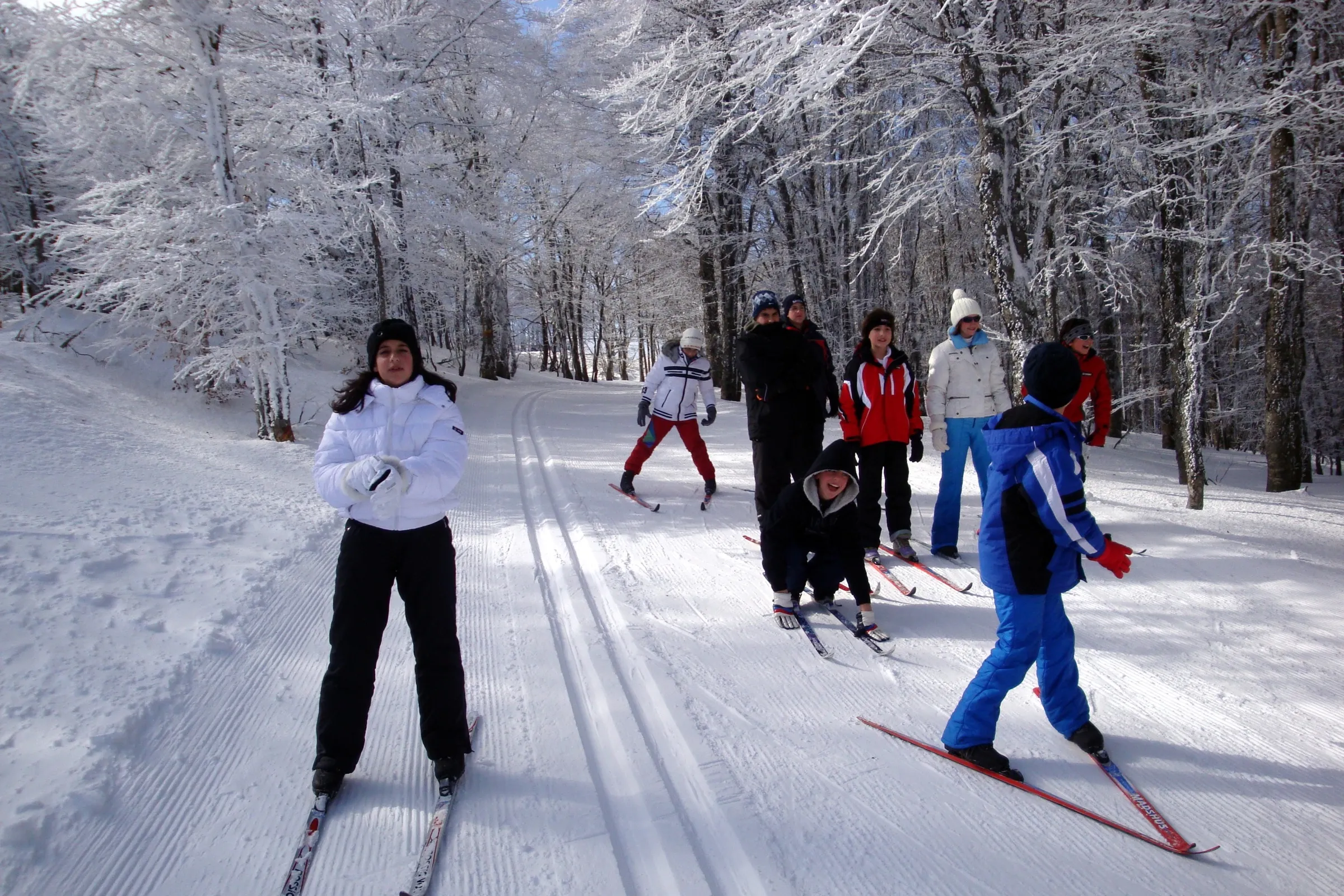 Un gruppo di ragazzi con gli sci di fondo sulla neve di Prato Gentile